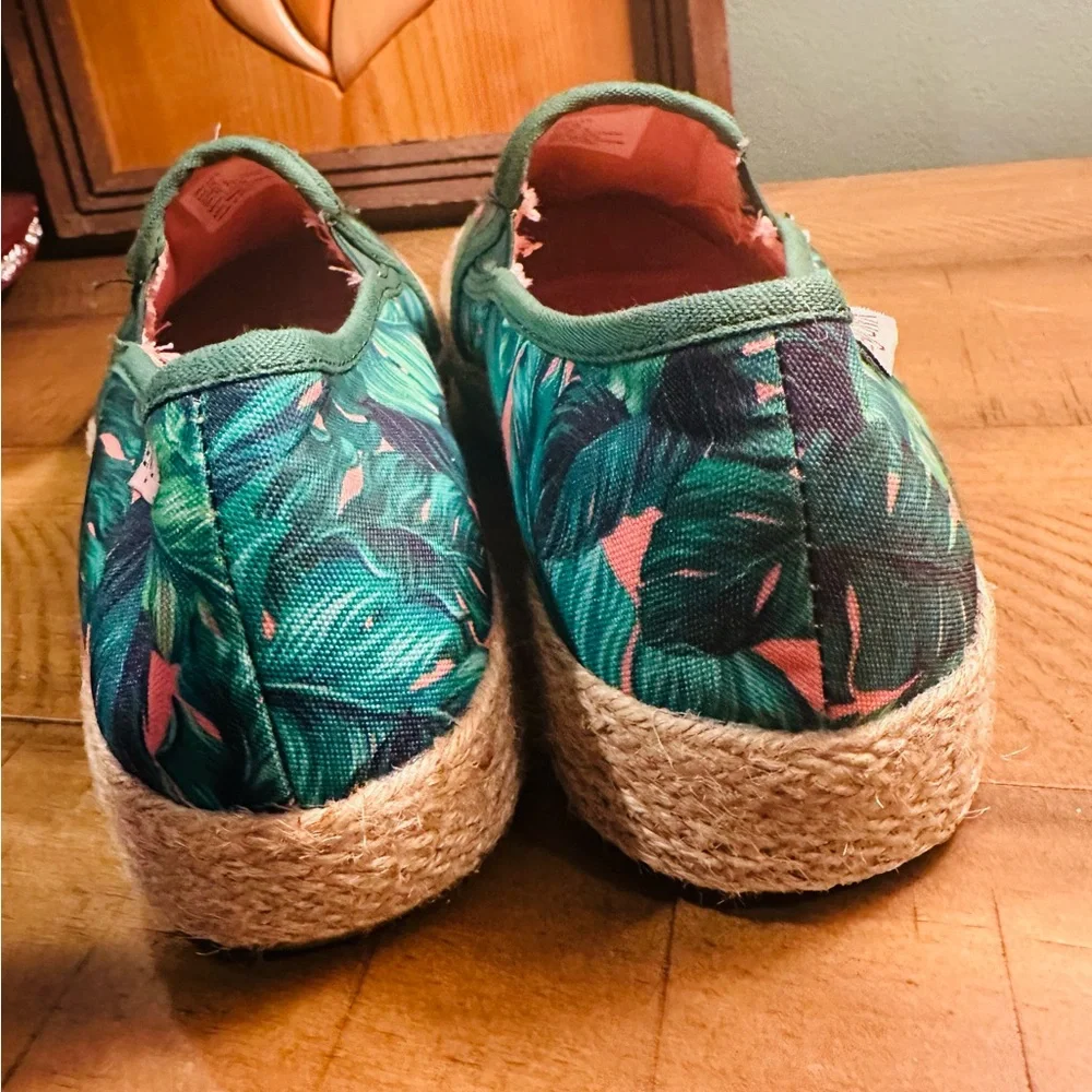Enjoiva Green Tropical Leaf Print Slip-On Espadrilles Vacation Shoes Size 8.5